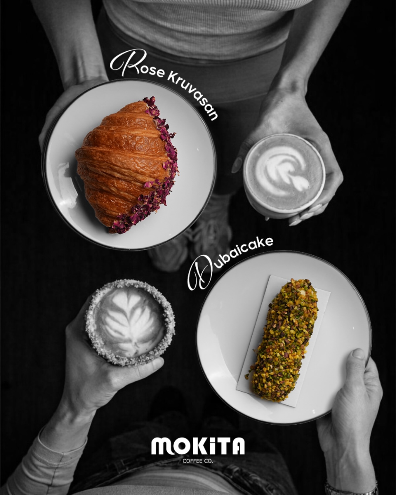 Ahşap masada latte ve kahve çekirdekleri